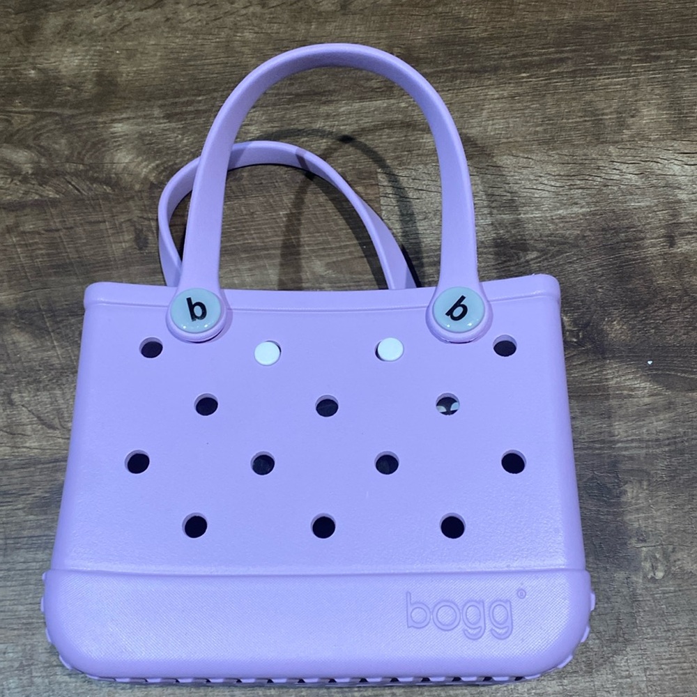 Lavender colored Bogg bag with pouch